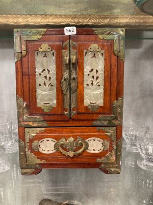 une petite armoire en bois surmontée d'un miroir