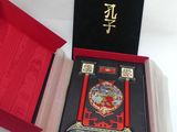 une boîte rouge sur laquelle est représenté un dragon