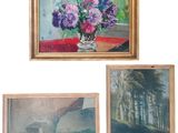 trois tableaux représentant des fleurs dans un vase posé sur une table recouverte d'une nappe rouge