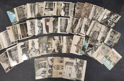 plusieurs vieilles photos en noir et blanc représentant des bâtiments, posées sur une table