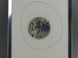 tableau représentant un homme marchant dans la rue devant un immeuble