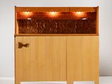 une photo d'une armoire en bois équipée de lumières