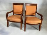 deux chaises en bois avec un revêtement orange, revêtement orange, revêtement orange, revêtement orange, revêtement orange, revêtement orange, revêtement orange, revêtement orange, revêtement orange