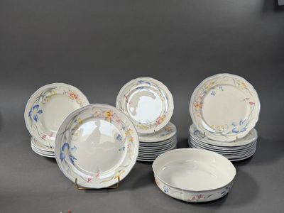 plusieurs assiettes et bols posés sur une table