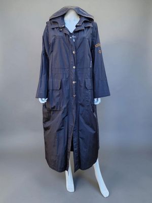 une photo d'un mannequin vêtu d'un imperméable bleu