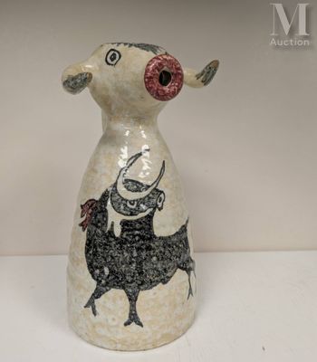 un petit vase orné d'une image de vache