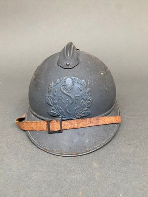 un casque posé sur une table