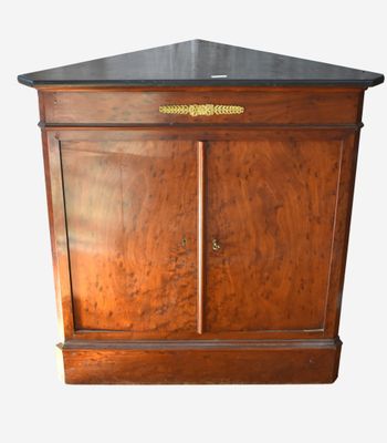 armoire d'angle ancienne en noyer avec un plateau en marbre noir