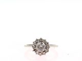 gros plan d'une bague en diamant sur une surface blanche