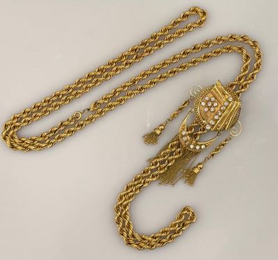 une image représentant un collier en or muni d'une chaîne