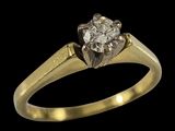 gros plan d'une bague en diamant sur fond noir