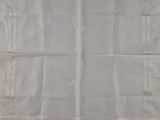 une image représentant un morceau de tissu blanc bordé de noir