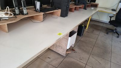 un bureau sur lequel sont posés de nombreux ordinateurs