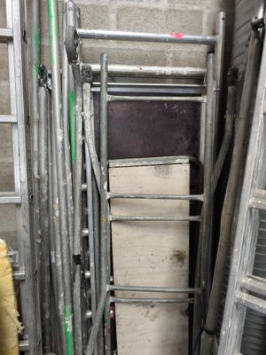 une échelle adossée au mur d'une pièce