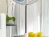 un ventilateur posé sur une table dans un salon