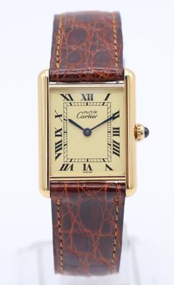 gros plan d'une montre-bracelet avec des chiffres romains