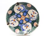 une assiette bleue et blanche ornée d'un bouquet de fleurs