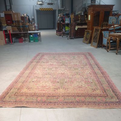 un grand tapis au milieu d'une pièce
