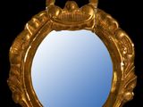 une image représentant un miroir doré sur lequel est représenté un oiseau