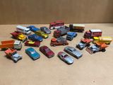 un grand nombre de voitures-jouets qui se trouvent sur la table