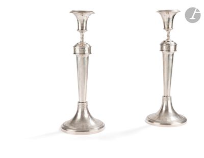 paire de chandeliers en argent sur fond blanc