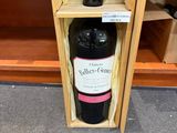 une bouteille de vin posée dans une caisse en bois