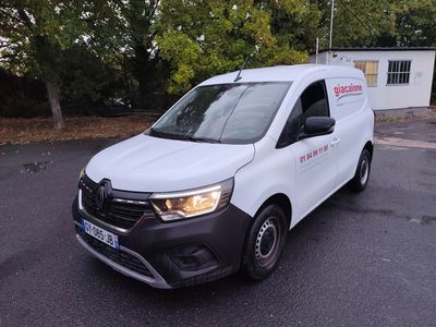 la camionnette blanche est garée sur le parking à l'extérieur du bâtiment
