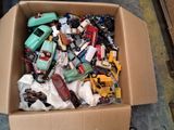 une boîte en carton remplie de petites voitures et d'autres jouets