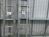 les nombreuses échelles qui se trouvent au sol dans un magasin