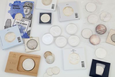 un lot de pièces de monnaie posées sur une table