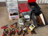 un grand nombre d'outils posés sur le sol