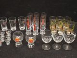 un grand nombre de verres posés sur une table