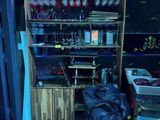 une pièce dans laquelle se trouve une étagère sur laquelle sont posés des verres à vin