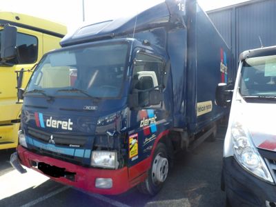 deux camions garés l'un à côté de l'autre dans un parking