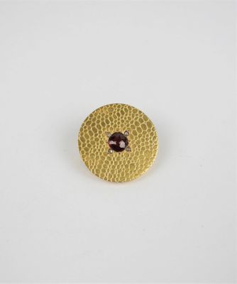 un gros plan d'un bouton sur une surface blanche