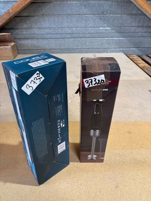 deux boîtes posées sur une table