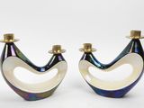 une paire de vases bleus et blancs sur fond blanc