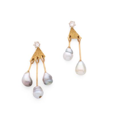 une paire de boucles d'oreilles ornées de perles et de diamants