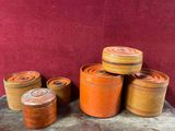 de nombreux pots posés sur une table en bois