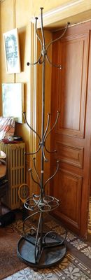 une photo d'un salon avec un sapin posé par terre