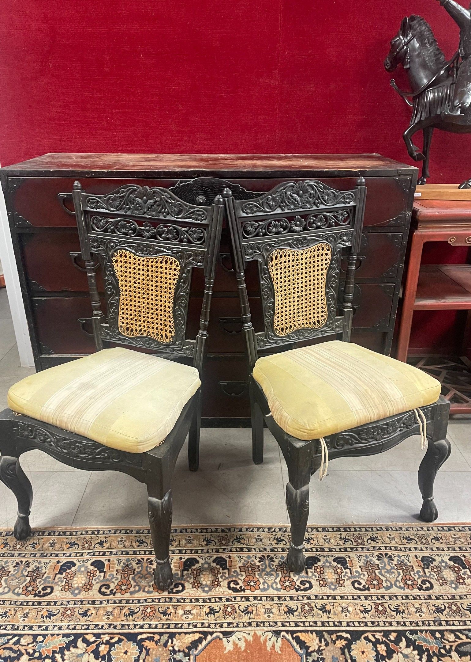 Paire de chaises en bois mouluré peint noir