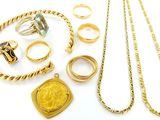 beaucoup de bijoux en or sur une surface blanche