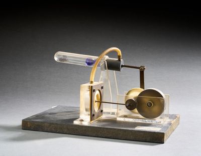 une petite maquette de machine à vapeur posée sur une table