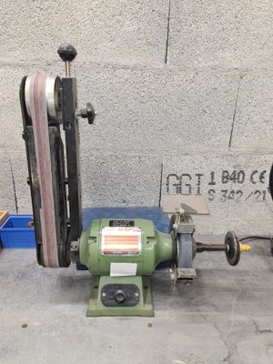 une machine posée sur le sol à côté d'un mur