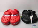 deux paires de Crocs sont alignées l'une à côté de l'autre