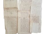 quelques vieux morceaux de papier sur lesquels il y a des inscriptions
