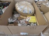 une boîte en carton remplie d'articles assortis dans un entrepôt