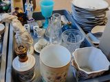 un plateau rempli d'assiettes et de tasses posé sur une table