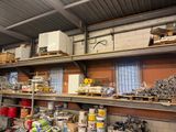 une pièce remplie de différents types d'outils