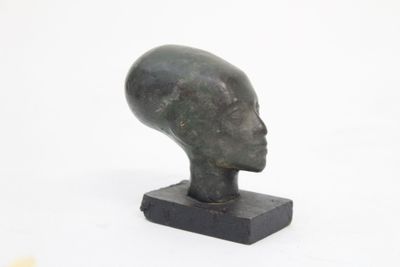 Tête d'africaine en bronze à patine verte, H.